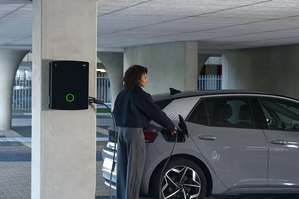 Wallbox_eM4_SharedParking_High_0450